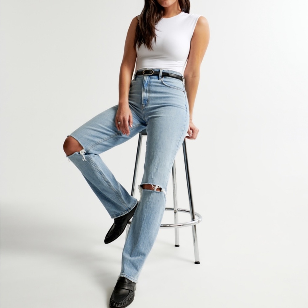 Abercrombie & Fitch Light Wash Curve Love Ultra High Rise 90s Straight Jean